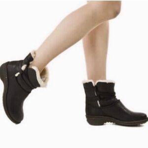 Ugg Caspia Boots Wo’s 9 Leather Sheepskin Waterproof Laced Moccasin Style Winter